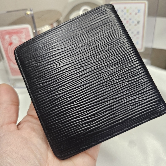 Like New Louis Vuitton Epi Bifold Wallet! - Picture 14 of 16
